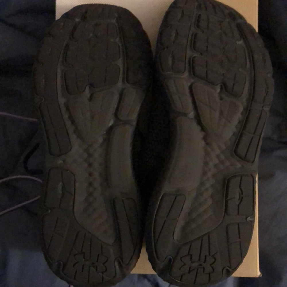 Black Under Armor sneakers - Picture 2 of 4